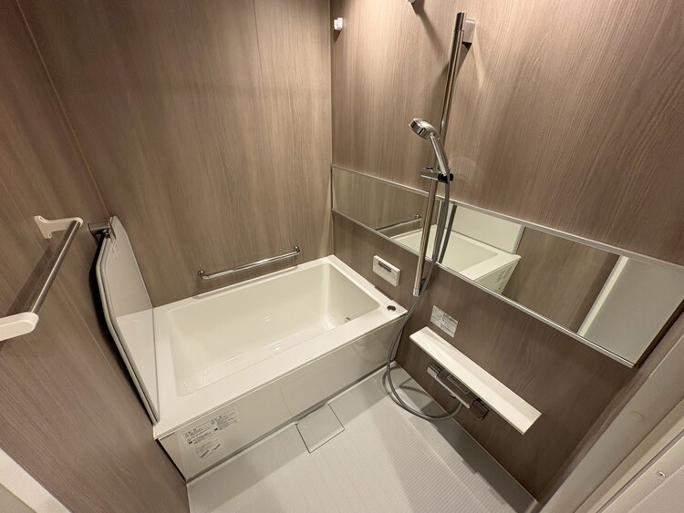 風呂 一日の疲れを癒すバスルームは、心地よいリラックスを叶える清潔感溢れる空間です。