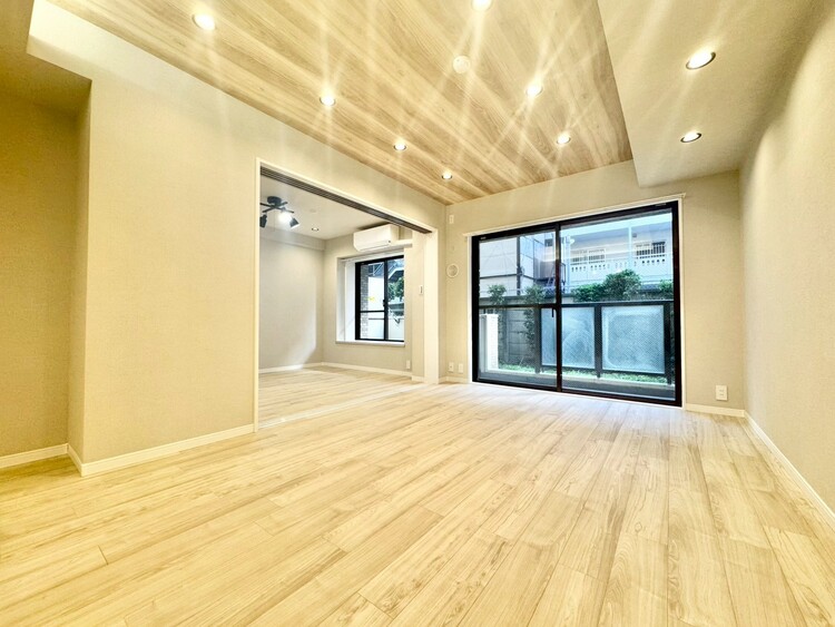 居間 忙しく過ぎゆく日常を置き去るほど、ゆったりした時間が流れるリビング。