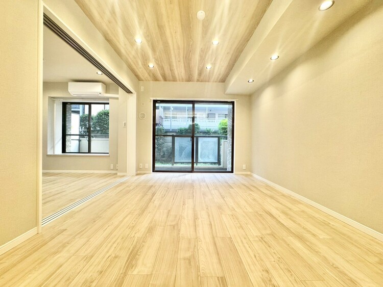 居間 居心地の良い空気感は、暮らしのステージを彩り、心からのやすらぎと満足感を与えてくれます。