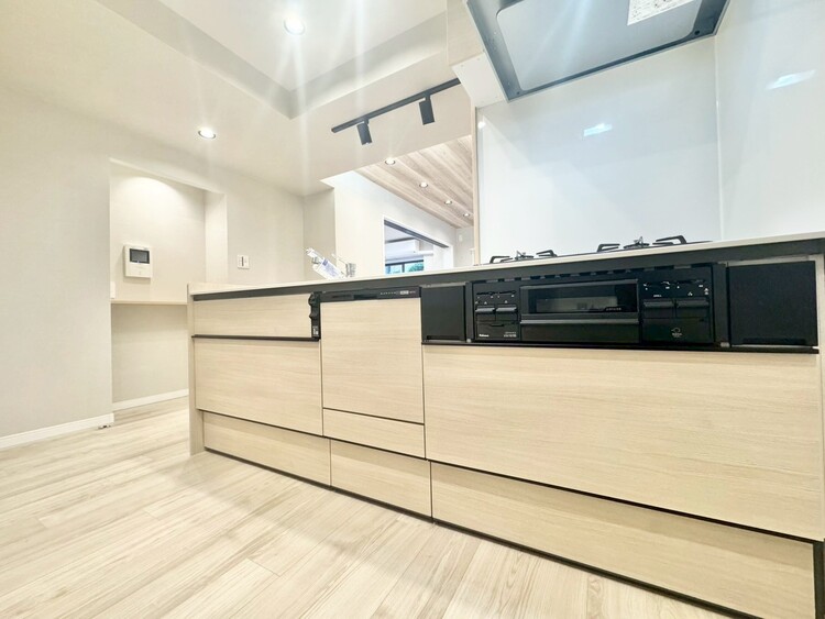 キッチン スマートな意匠と充実の機能を備えたキッチンが、暮らしにおいしい彩りを添えます。