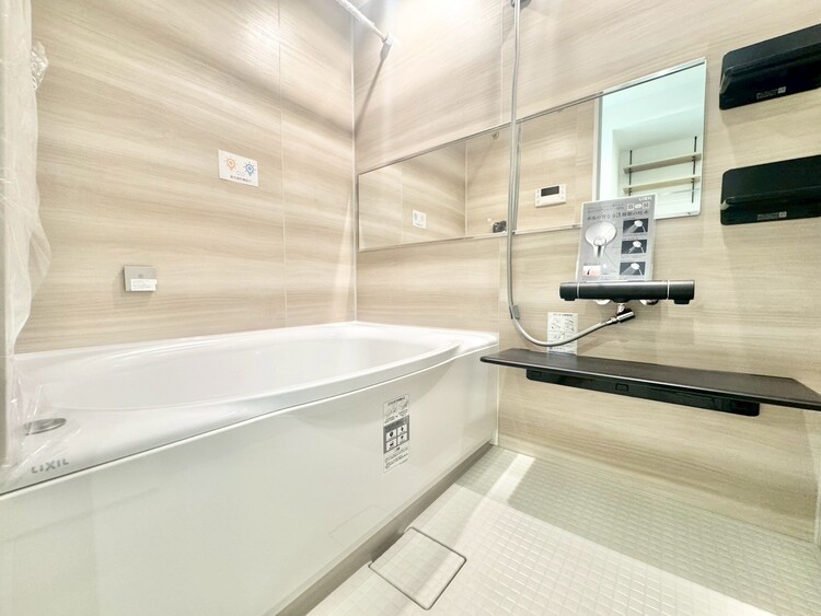 風呂 一日の疲れを癒すバスルームは、心地よいリラックスを叶える清潔感溢れる空間です。