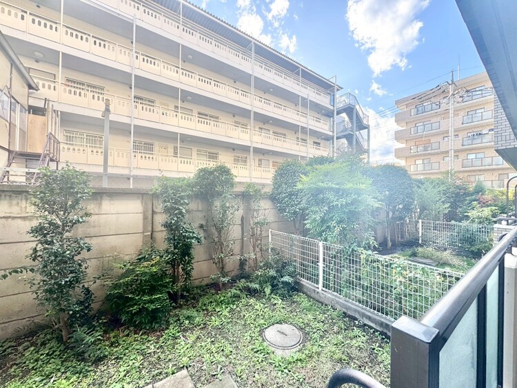 バルコニー 窓を開けると広がる青空。心をリフレッシュして日々を過ごしていきましょう。