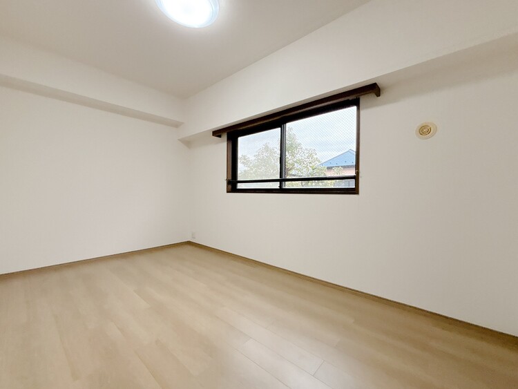 寝室 ベッドも十分に設置するスペースがあります。