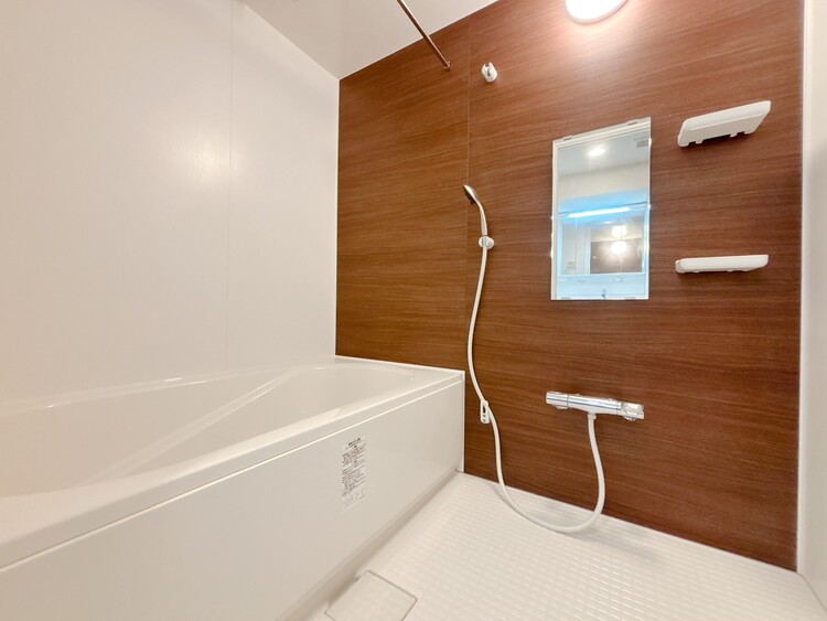 風呂 一日の疲れを癒すバスルームは、心地よいリラックスを叶える清潔感溢れる空間です。
