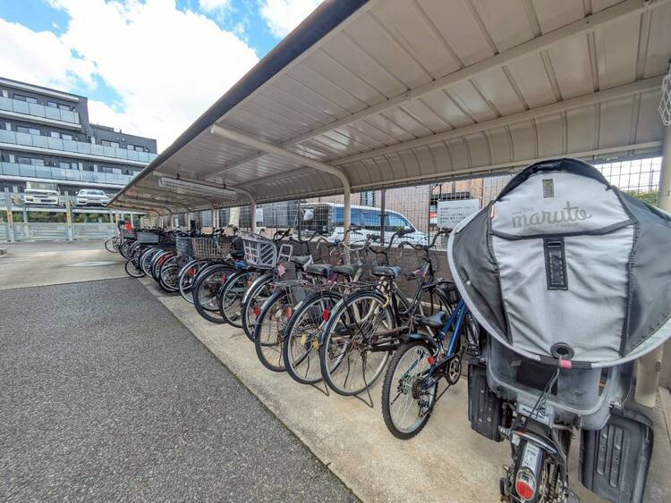 設備 整理整頓された駐輪場で、管理体制の良好さがうかがえます。