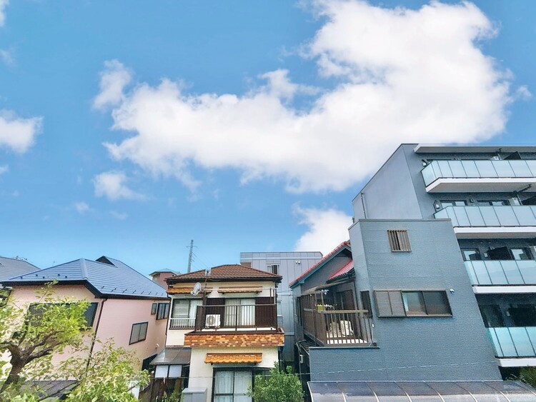 バルコニー 窓を開けると広がる青空。心をリフレッシュして日々を過ごしていきましょう。