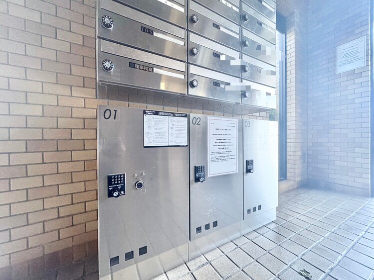 設備 外出中に活躍してくれる宅配ボックスが設置されています。家で宅配物を待たなくて済みますね。