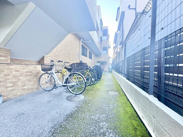 設備 きちんと整備された駐輪場。住む方の心遣いが感じられます。