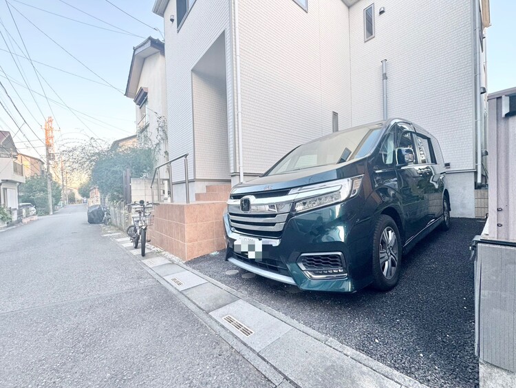 駐車場 本物件の駐車スペースです。車種制限のある場合もございますので、お気軽にお問い合わせくださいませ。
