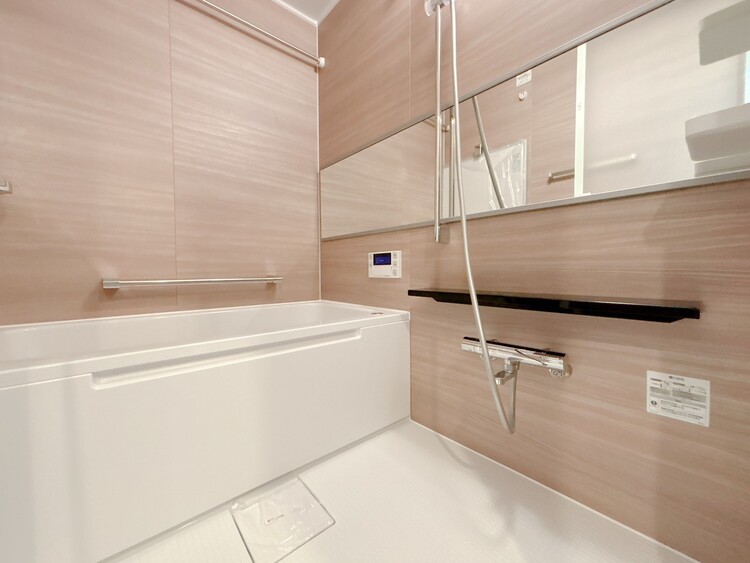風呂 一日の疲れを癒すバスルームは、心地よいリラックスを叶える清潔感溢れる空間です。