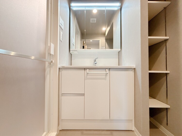 洗面 何かと物が増える場所だからこそ、スッキリと見映えの良い空間に。