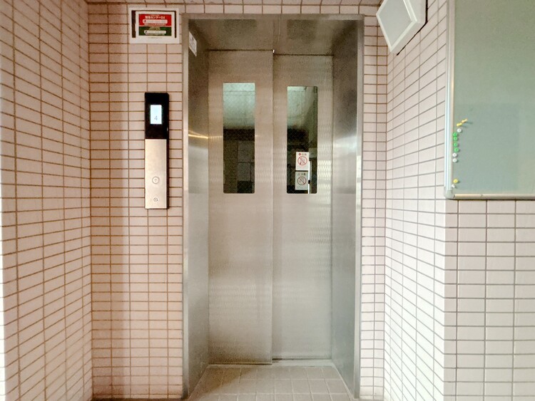 設備 エレベーターの管理も、きちんと行き届いてます。