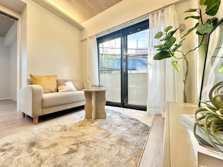 居間 忙しく過ぎゆく日常を置き去るほど、ゆったりした時間が流れるリビング。