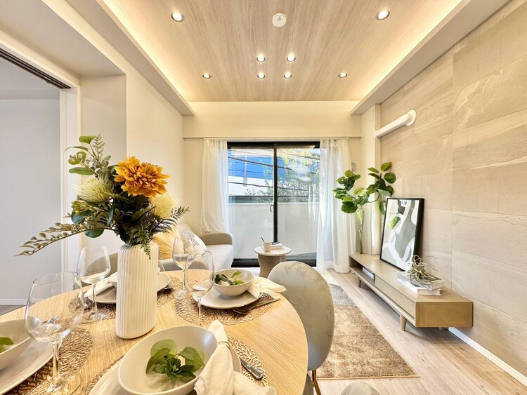 居間 居心地の良い空気感は、暮らしのステージを彩り、心からのやすらぎと満足感を与えてくれます。