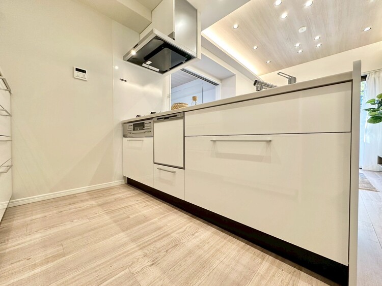 キッチン スマートな意匠と充実の機能を備えたキッチンが、暮らしにおいしい彩りを添えます。