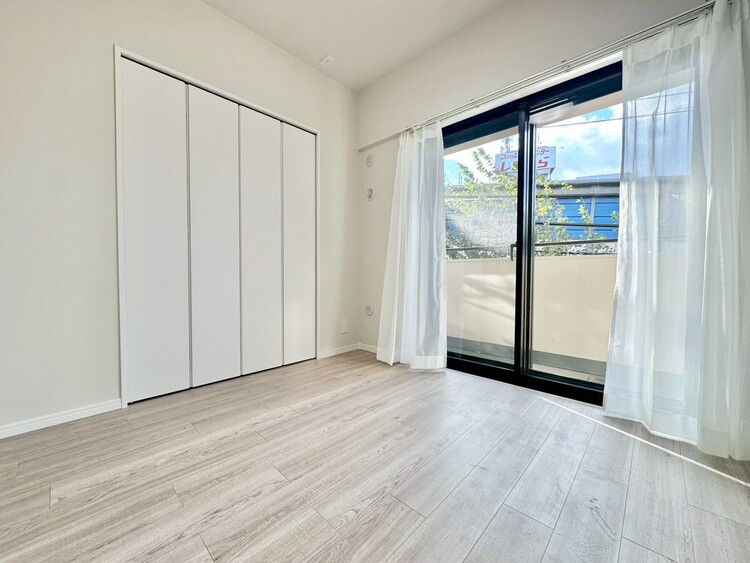 寝室 ベッドも十分に設置するスペースがあります。