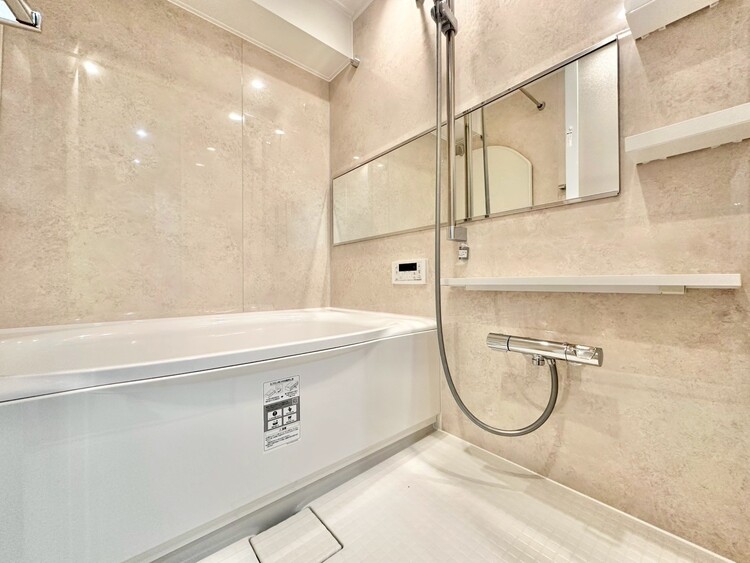 風呂 一日の疲れを癒すバスルームは、心地よいリラックスを叶える清潔感溢れる空間です。