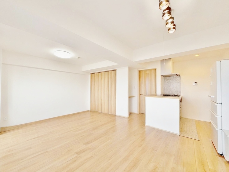 居間 忙しく過ぎゆく日常を置き去るほど、ゆったりした時間が流れるリビング。