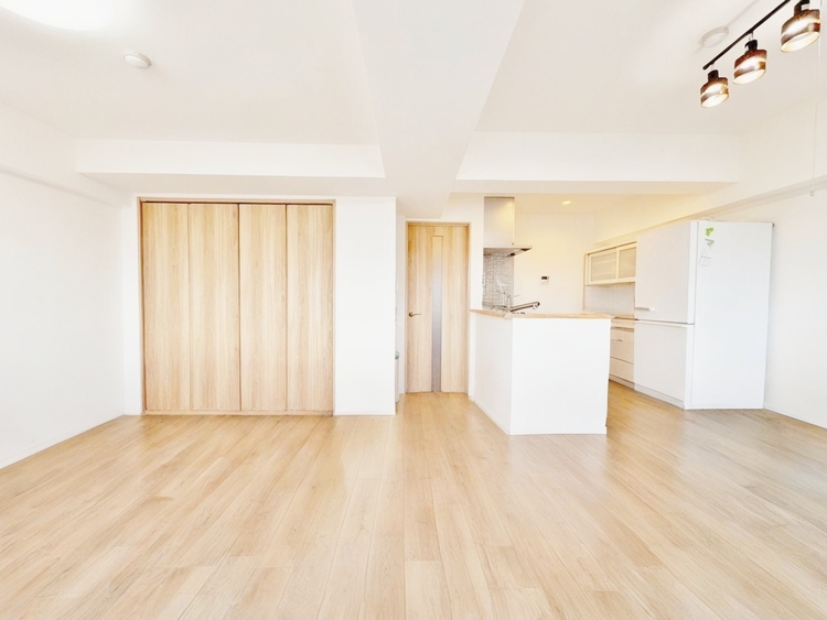 居間 居心地の良い空気感は、暮らしのステージを彩り、心からのやすらぎと満足感を与えてくれます。