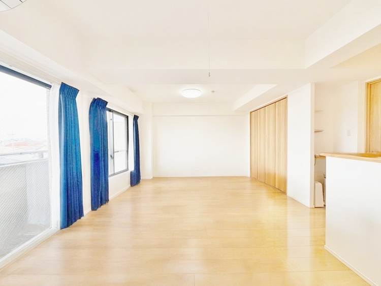 居間 快適に過ごす毎日を求めて、暮らしの中でご自身の「マイホーム」に創り上げてください。