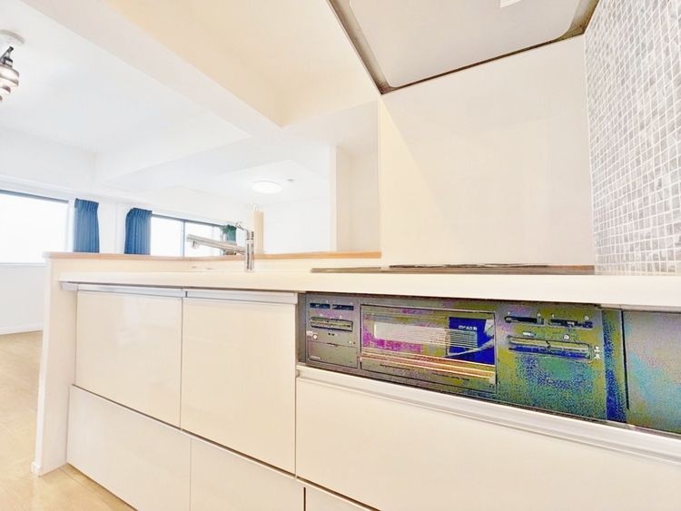 キッチン スマートな意匠と充実の機能を備えたキッチンが、暮らしにおいしい彩りを添えます。