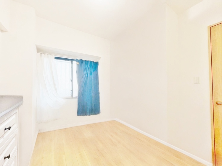 寝室 ベッドも十分に設置するスペースがあります。