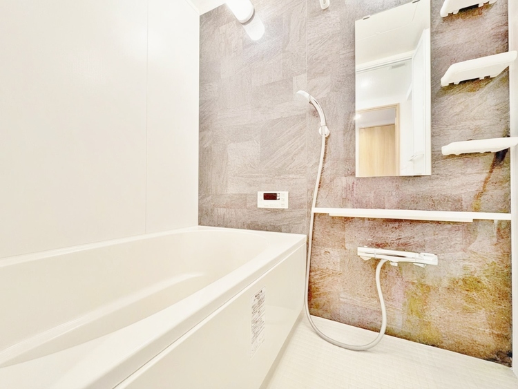 風呂 一日の疲れを癒すバスルームは、心地よいリラックスを叶える清潔感溢れる空間です。