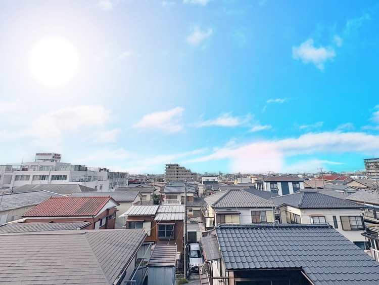 バルコニー 窓を開けると広がる青空。心をリフレッシュして日々を過ごしていきましょう。