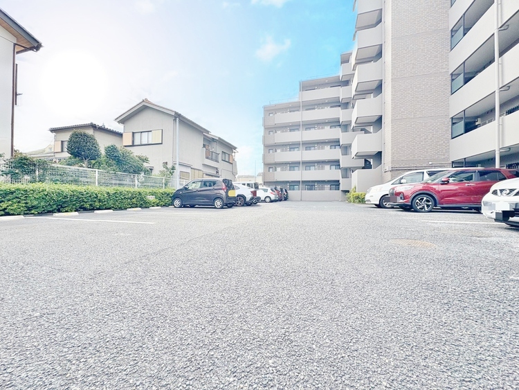 駐車場 本物件の駐車スペースです。車種制限のある場合もございますので、お気軽にお問い合わせくださいませ。
