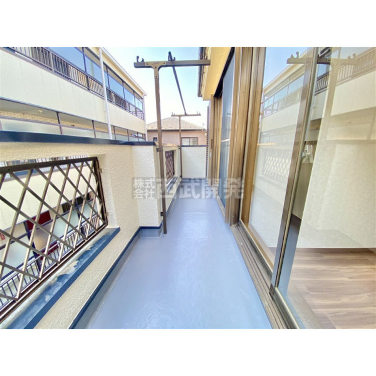 バルコニー お洗濯物やお布団を干すのに十分なスペースです