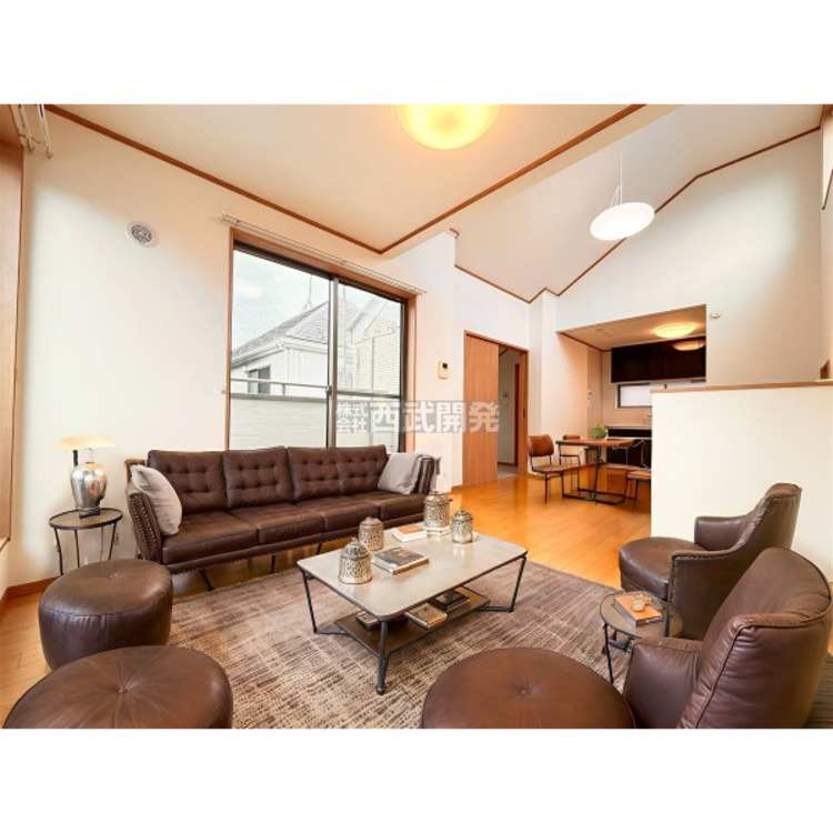 居間 【配置してある家具や小物はCGによるイメージです。】