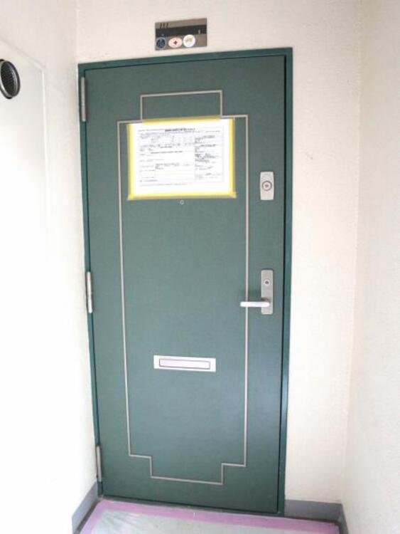 その他 一日の始まりと終わりはこちらの玄関から。今後ご家族の「行ってきます」「ただいま」が行き交う空間となるでしょう。（2025.10.21撮影）