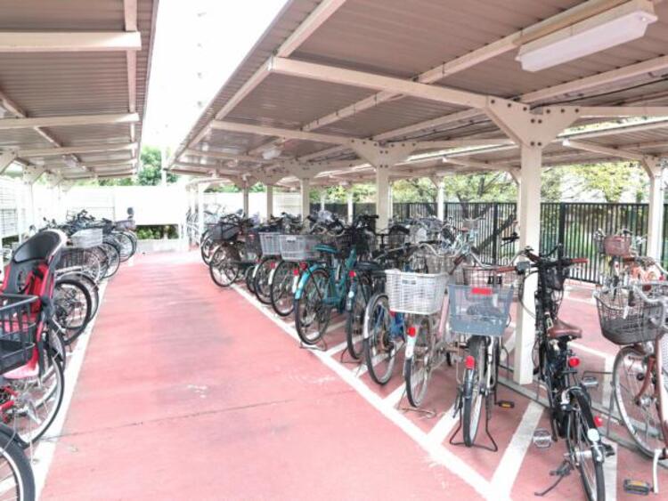 その他 屋根がついた駐輪場、自転車も濡れにくいです。