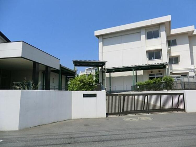 周辺 川崎市立久地小学校	1025m