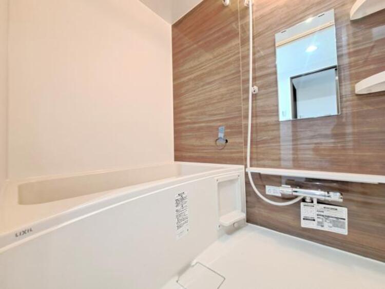 設備 浴槽へのお湯はりはもちろん、お風呂を温め直す機能も併せ持つ追い炊き機能付きバス。お仕事の都合などで入浴時間がバラバラなご家庭にも嬉しい機能です。