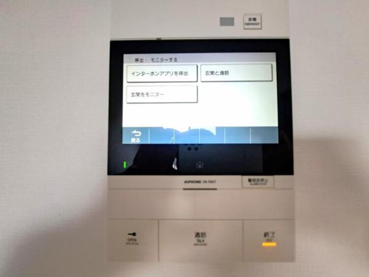 設備 来訪者を鮮明な画像で確認できるTVモニター付インターホン。夜間や天候の悪い日もしっかりとチェック。特に奥様やお子様だけでの在宅が多いご家族は必需品です。録画機能付きなら後からも確認できます。