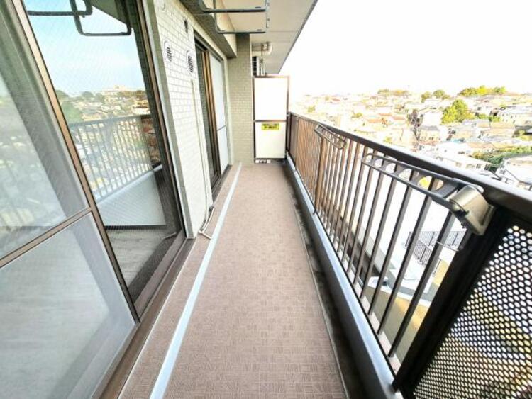 バルコニー ２部屋またぐ広さの風通しのよいバルコニー。お洗濯物も乾かしやすいですね。