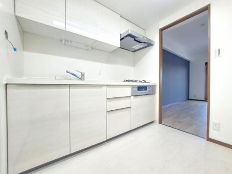 その他 キッチンは、お料理に専念できる独立タイプを採用。リビングから見えづらいため、急な来客時でも慌てて片付ける必要がありません。ニオイや水はね音がリビングに届きにくいメリットも。