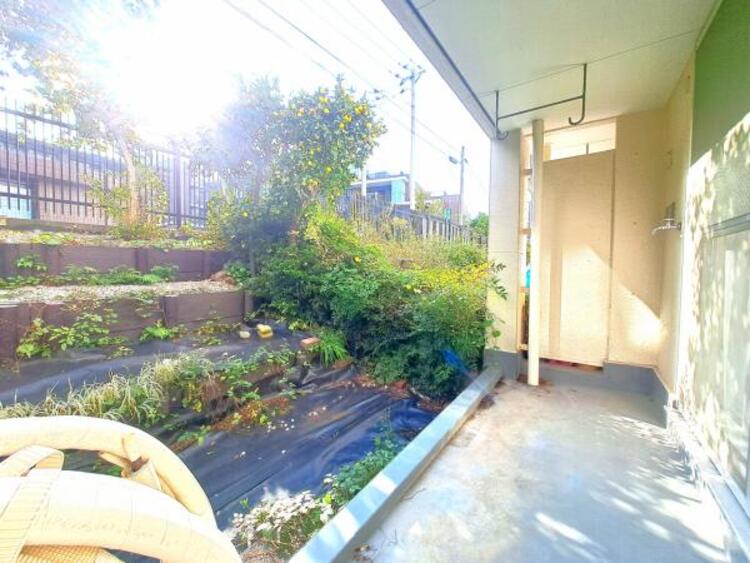 バルコニー 使い易いバルコニー。やわらかな陽射し・心地よい風。どこまでも広がる空の下、限りない開放感を味わえる空間です。