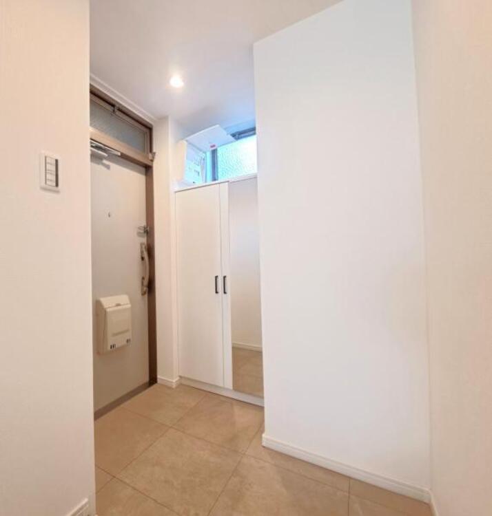 その他 玄関のシューズクローゼットには鏡がついており玄関を広く見せつつ身だしなみを整えることができます。