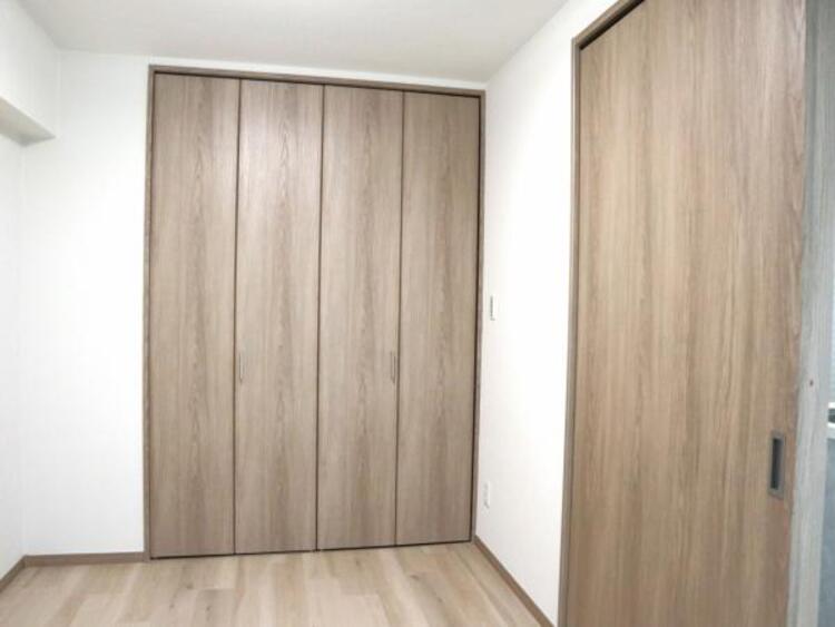 内装 洋室4.5帖　家族個々の安らぎの空間。誰もが好みで飾れるシンプルな室内に仕上げてあります。