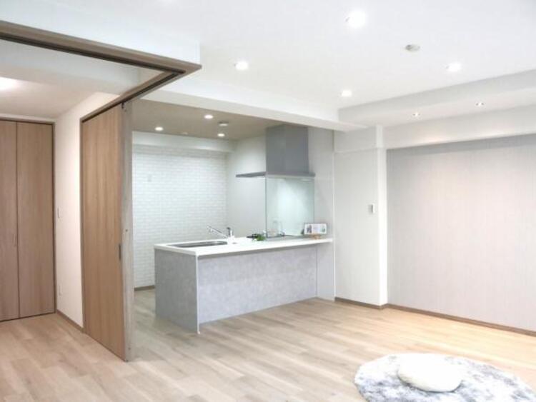 居間 LDK14帖　ご家族みなさんで寛げる空間をぜひ現地で体感してみてください。