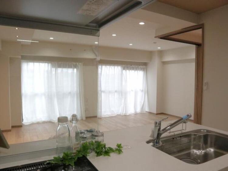 居間 LDK14帖　落ち着きのあるリビングです。お友達が遊びに来た時にも使えますし、ちょっと疲れた時にお昼寝できるのも嬉しいですね。