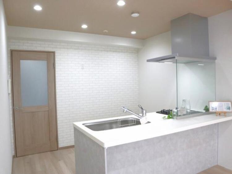 キッチン 広々とした対面式キッチンスペース。食洗機と浄水器が付き、収納力もあるキッチンはお料理が捗ります。