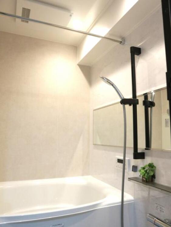 風呂 浴室乾燥機付きで雨の日の洗濯も可能です。汚れが付き辛くお掃除が楽な仕様となっております。