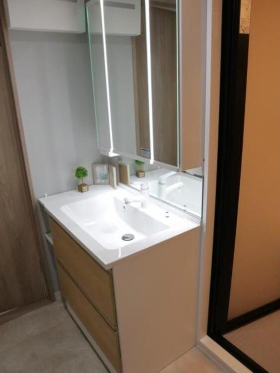 洗面 三面鏡の裏は機能的な収納を配置。コンセントも付いているため電動シェーバーや電動歯ブラシも収納できます。