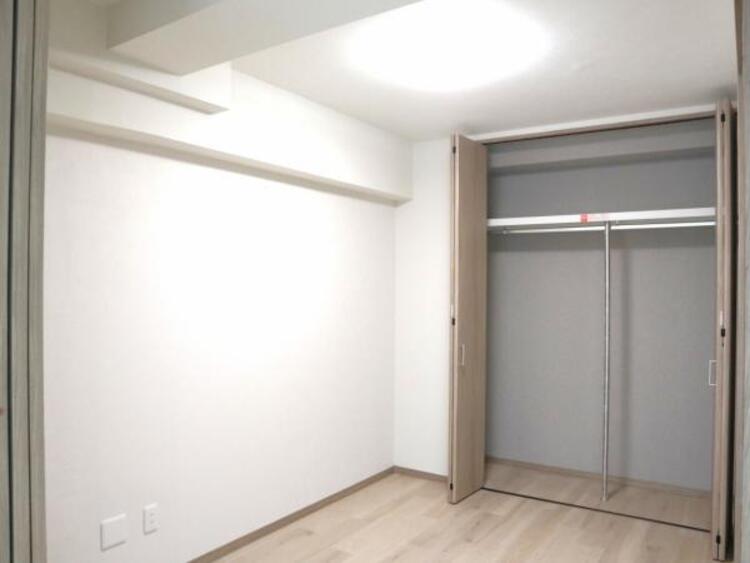 収納 クローゼットには棚やハンガーパイプが付いており、スーツや上着などがスッキリ収納可能です。