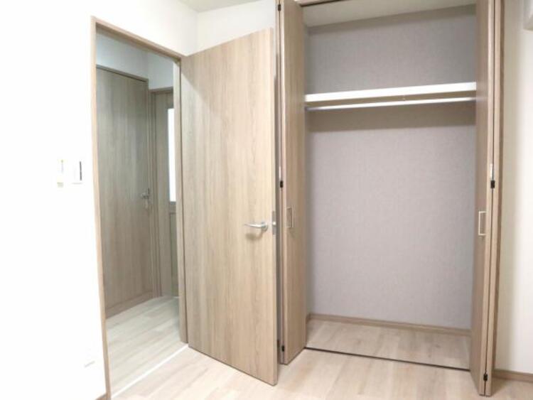 収納 クローゼットには棚やハンガーパイプが備えられているので、大切なお洋服にしわを付けずにそのまましまうことが出来ます。