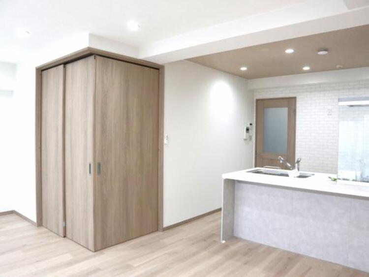 設備 キッチンはご家族との会話が楽しめる対面カウンタータイプを採用。リビングで遊ぶお子様の様子をうかがいながらお料理もできます。