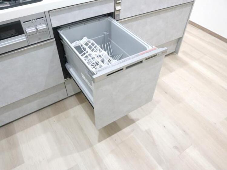 設備 食器洗浄乾燥機を標準装備。作動中は他の家事を並行して進めることができ、家事の時短と負担軽減につながります。高温、高圧水流で洗浄するため、除菌・消臭効果が期待でき、衛生面での安心感が高まります。また、手荒れの心配もなくなります。